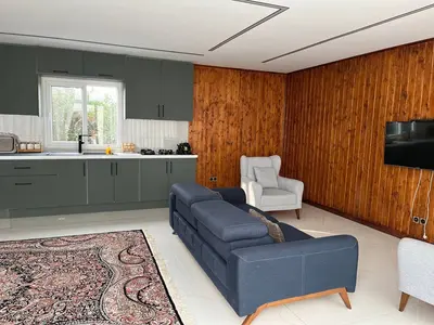 کلبه یک خوابه استخرداد آبگرم سوئیسی پناه