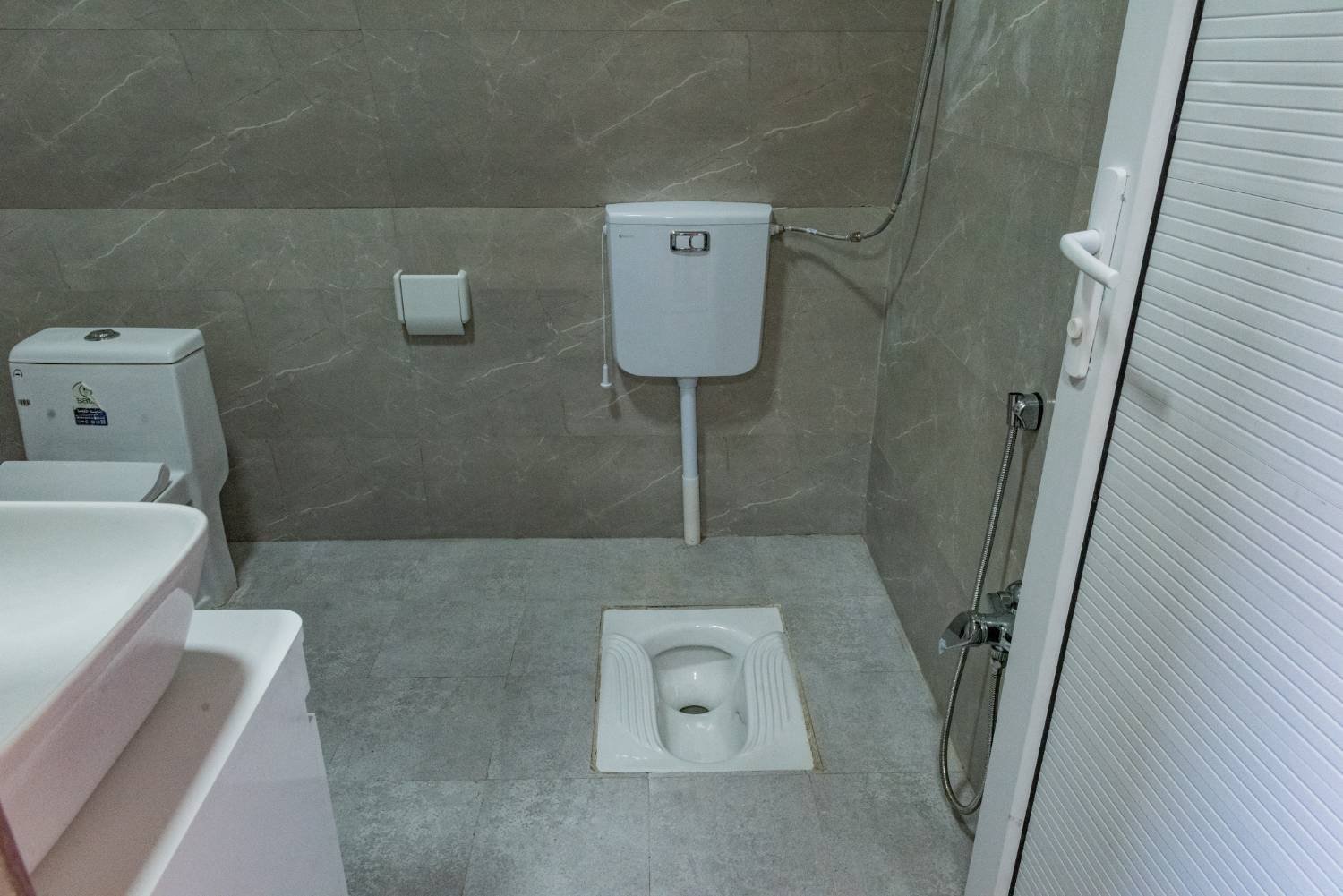 دوخوابه سوئیسی ساحلی بوجیکدان بربو - واحد آبی و سفید