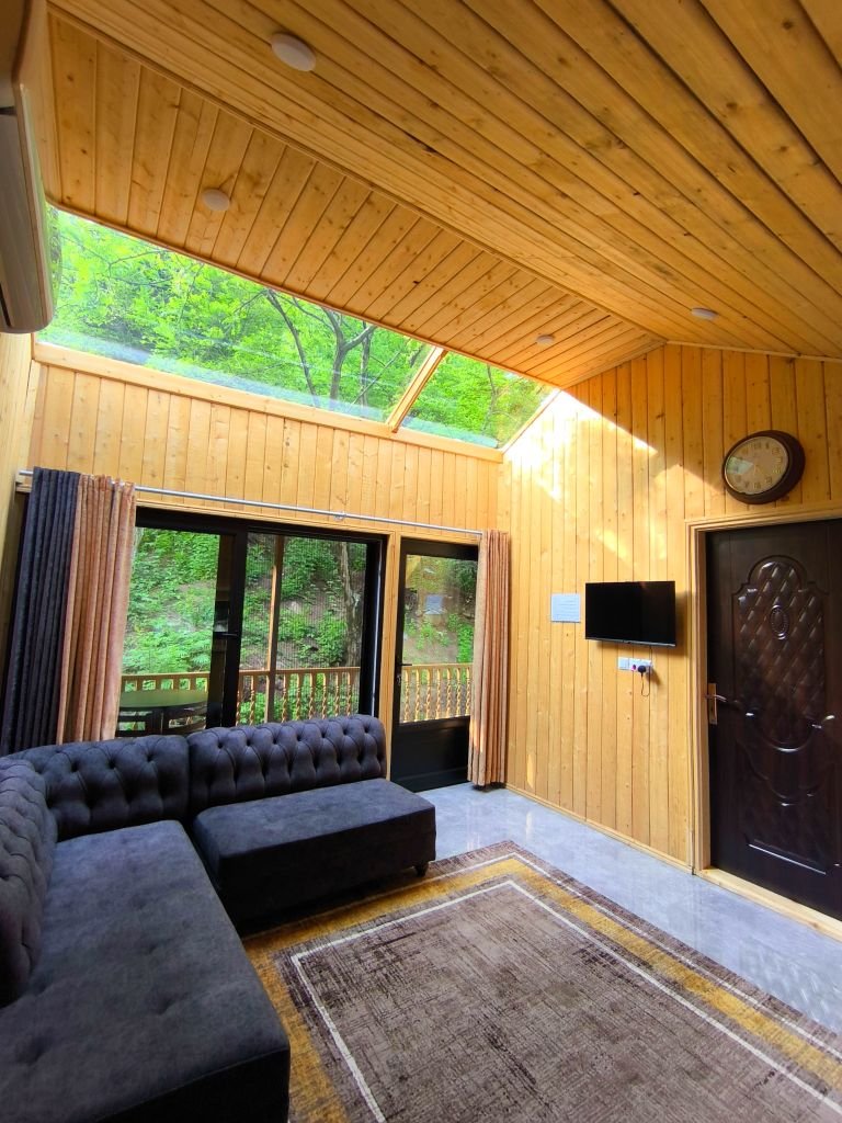 یک خوابه جنگلی سقف شیشه ای عطرین