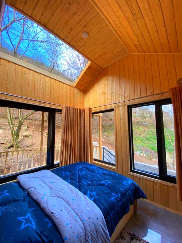 یک خوابه جنگلی سقف شیشه ای عطرین