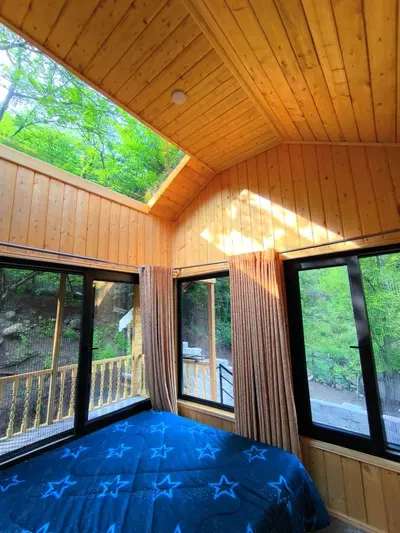 کلبه یک خوابه جنگلی سقف شیشه ای عطرین