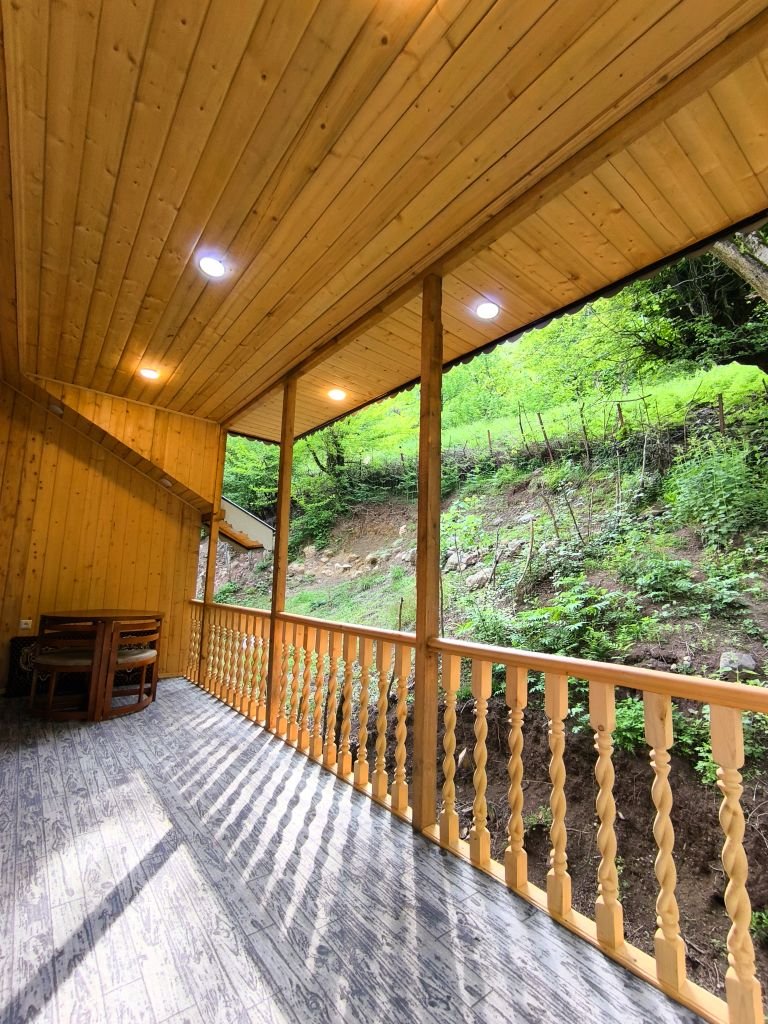 یک خوابه جنگلی سقف شیشه ای عطرین