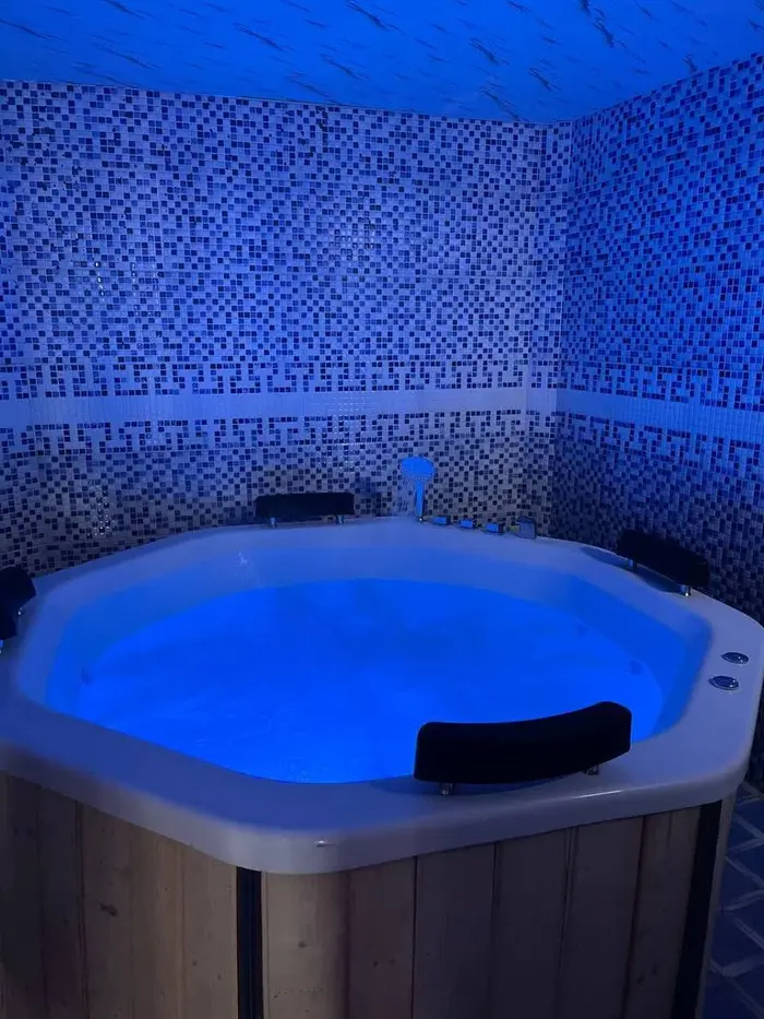 کلبه دوخوابه سوئیسی جکوزی دار هاشمیان