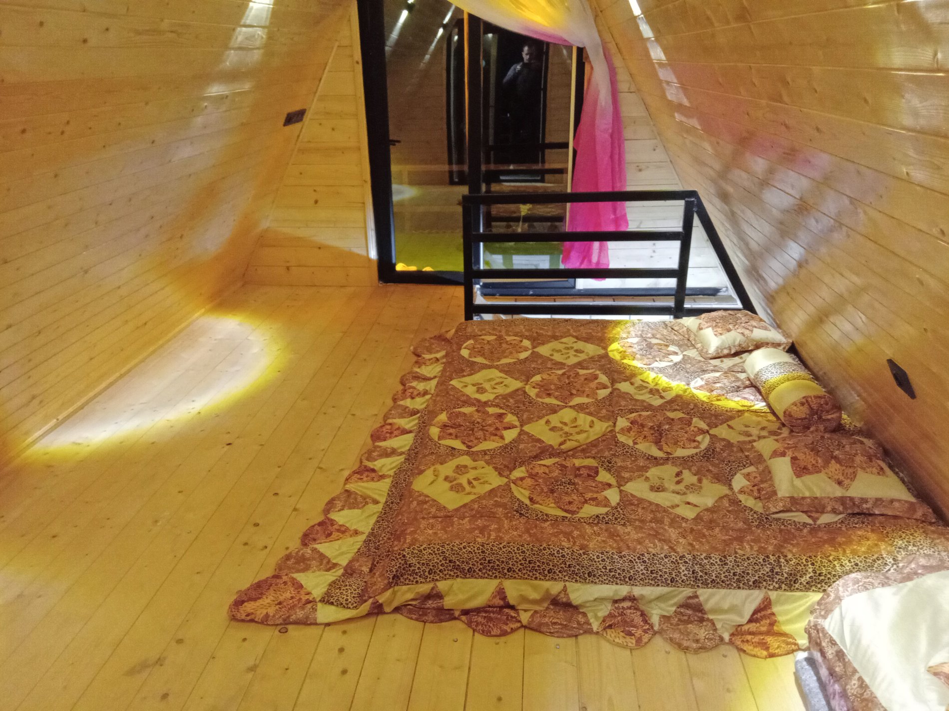 کلبه یک خوابه چوبی انارسرخ