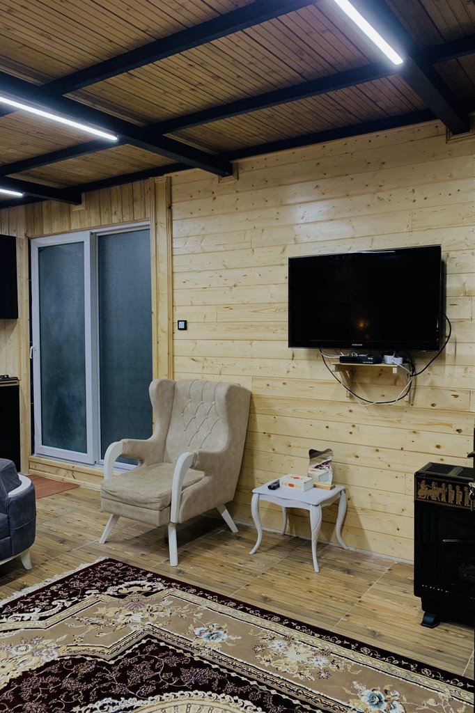 کلبه دوخوابه سوئیسی استخردار آبگرم ابراهیمی