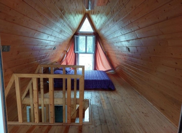 کلبه یک خوابه سوئیسی جنگلی استخردار لمپا