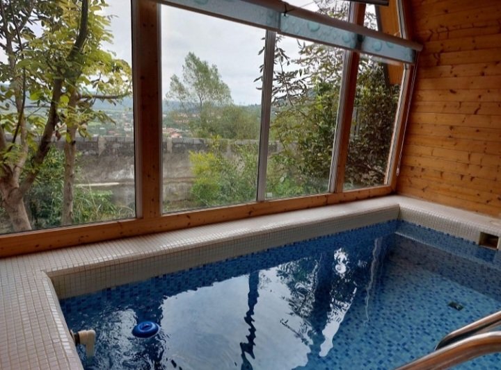 کلبه یک خوابه سوئیسی جنگلی استخردار لمپا