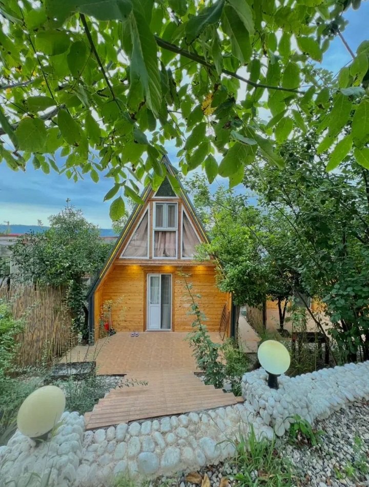 کلبه یک خوابه سوئیسی جنگلی استخردار لمپا