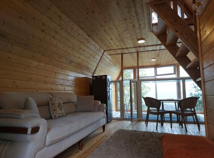 کلبه یک خوابه سوئیسی جنگلی استخردار لمپا