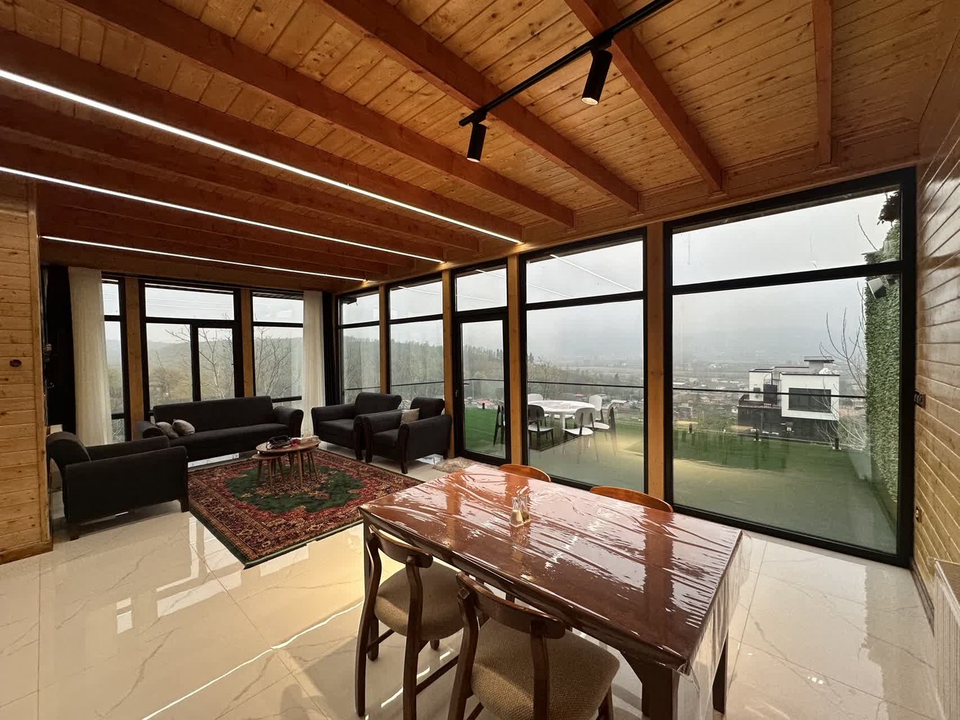 کلبه سه خوابه جنگلی تریپلکس استخردار آبگرم پینِک