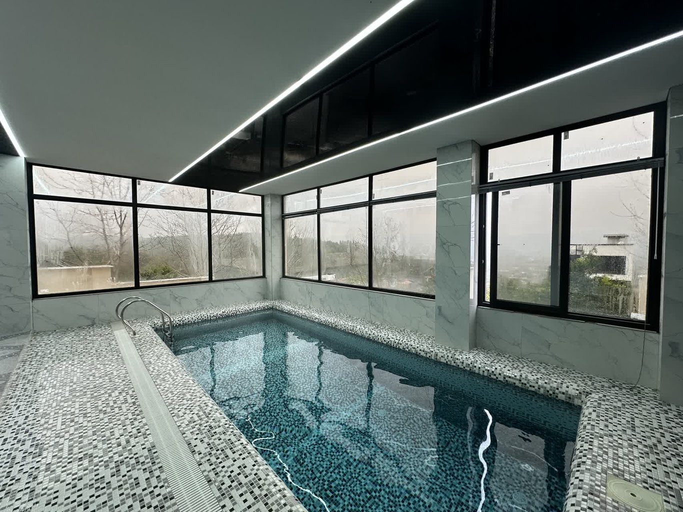 کلبه سه خوابه جنگلی تریپلکس استخردار آبگرم پینِک