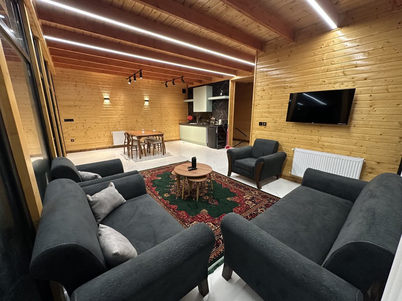 کلبه سه خوابه جنگلی تریپلکس استخردار آبگرم پینِک