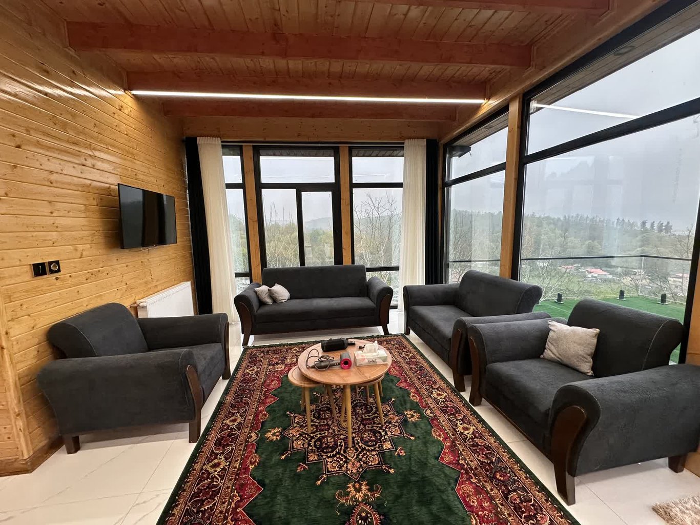 کلبه سه خوابه جنگلی تریپلکس استخردار آبگرم پینِک