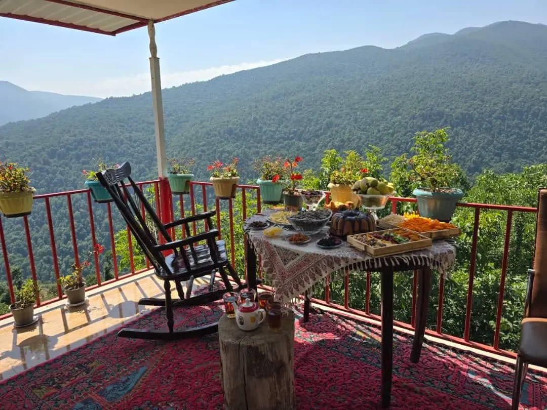 ویلا یک خوابه افرا بوم 2 - نمای تراس تو روز آفتابی