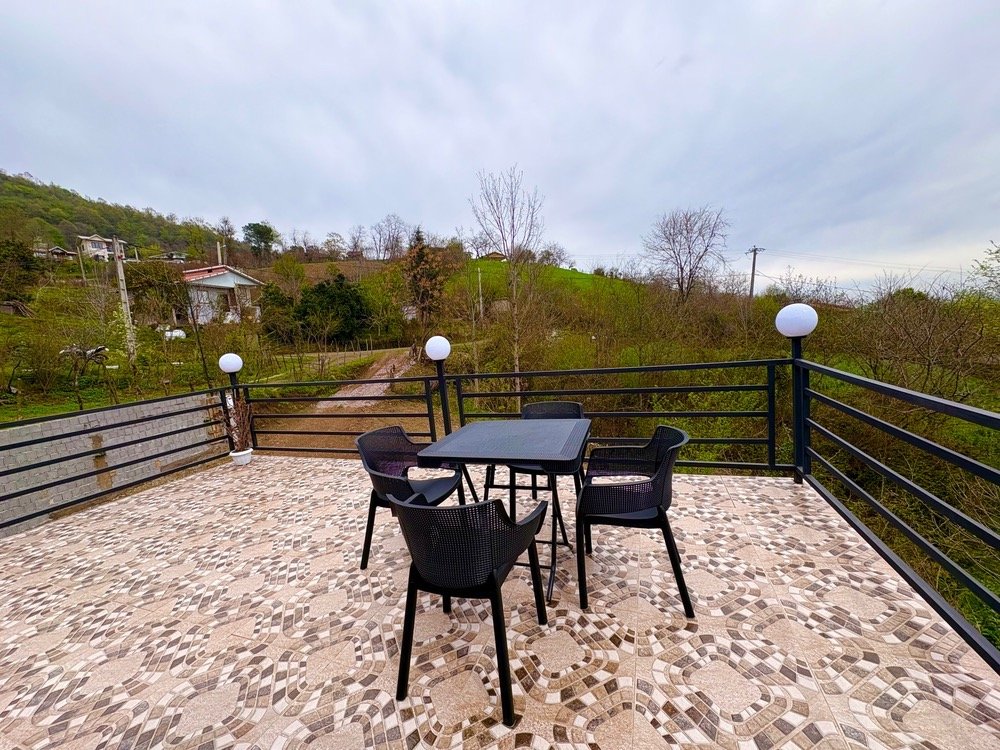 کلبه کلبه چوبی با نمای شیشه ای چیمه