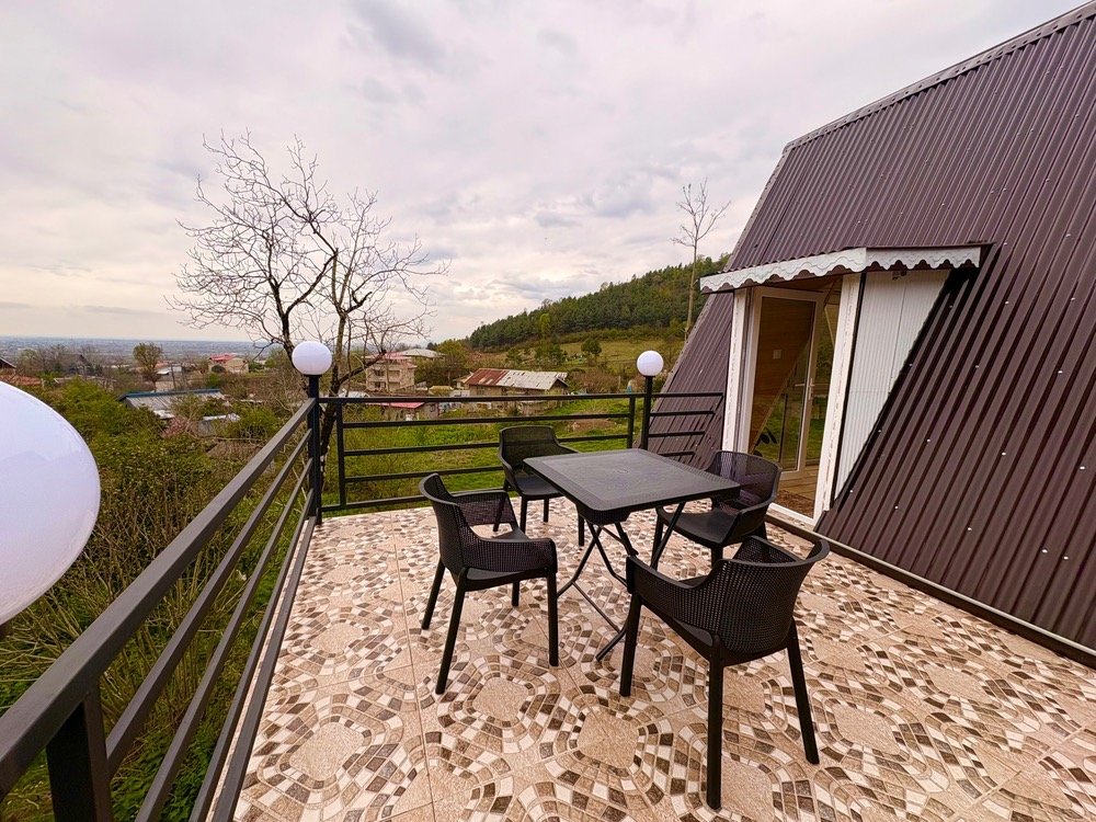 کلبه کلبه چوبی با نمای شیشه ای چیمه