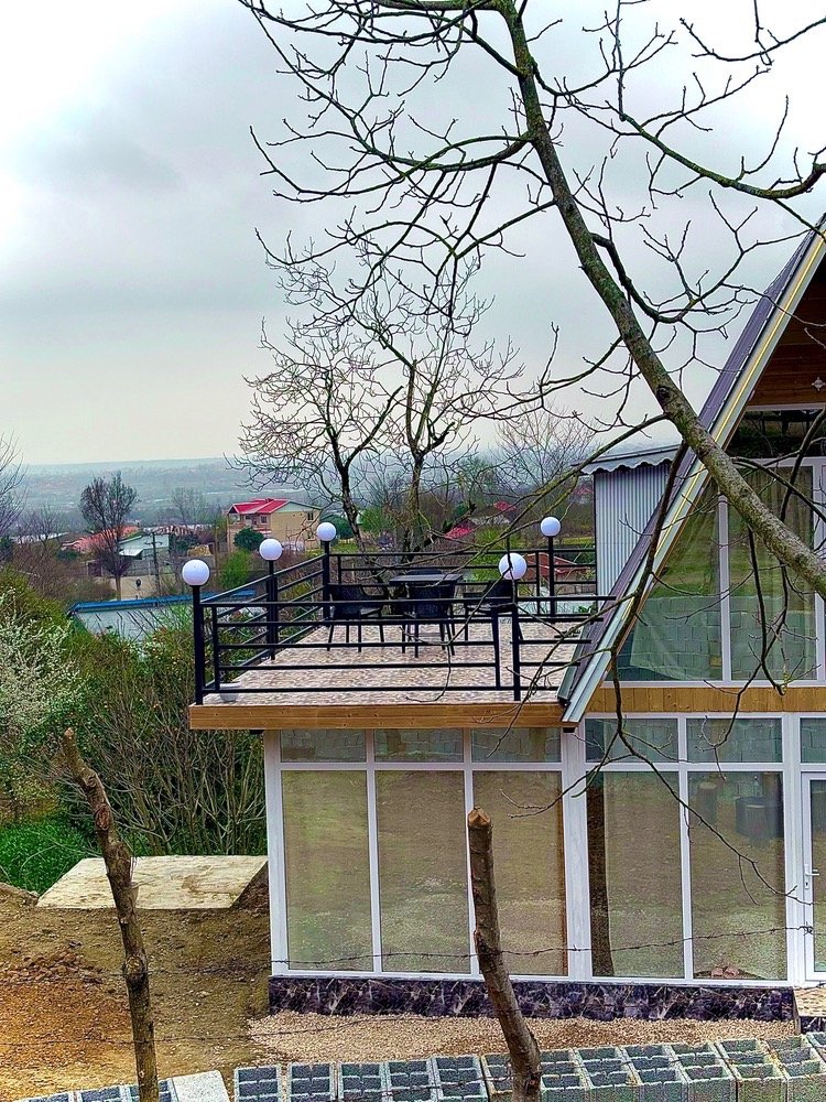 کلبه کلبه چوبی با نمای شیشه ای چیمه