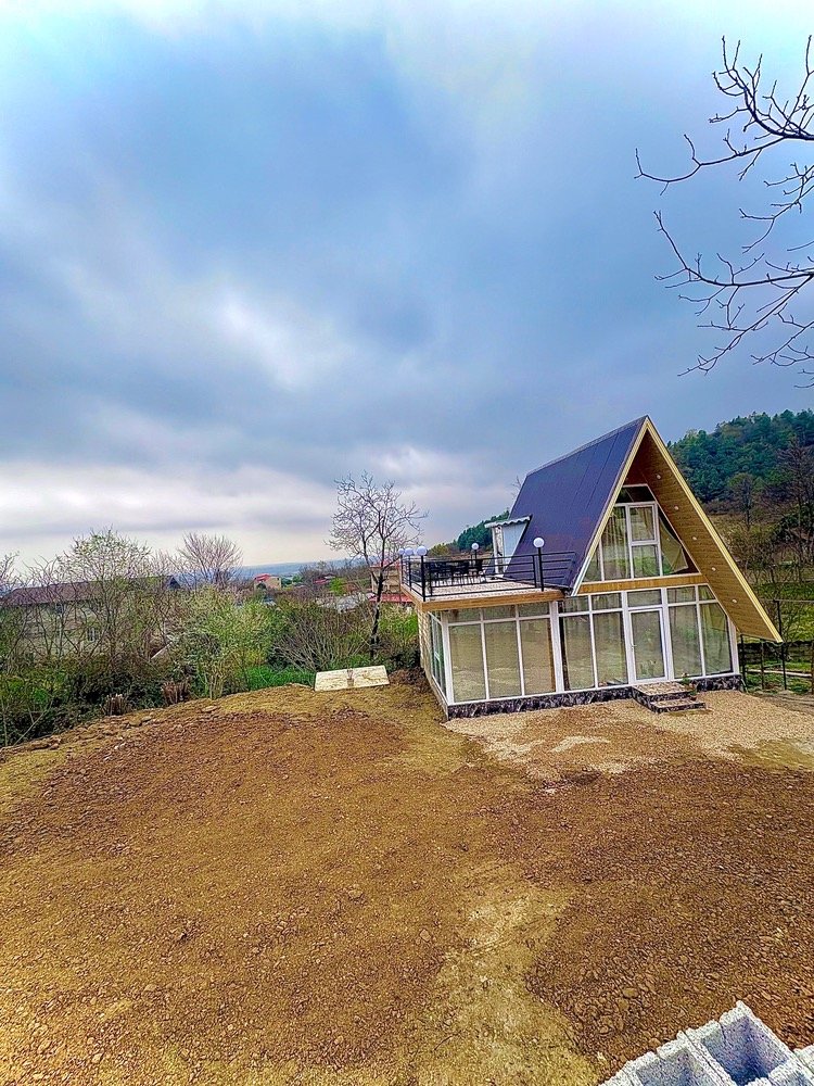 کلبه کلبه چوبی با نمای شیشه ای چیمه