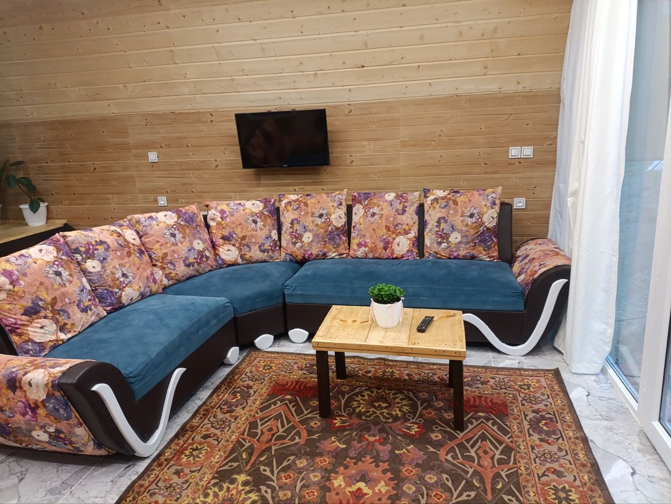 کلبه کلبه چوبی با نمای شیشه ای چیمه