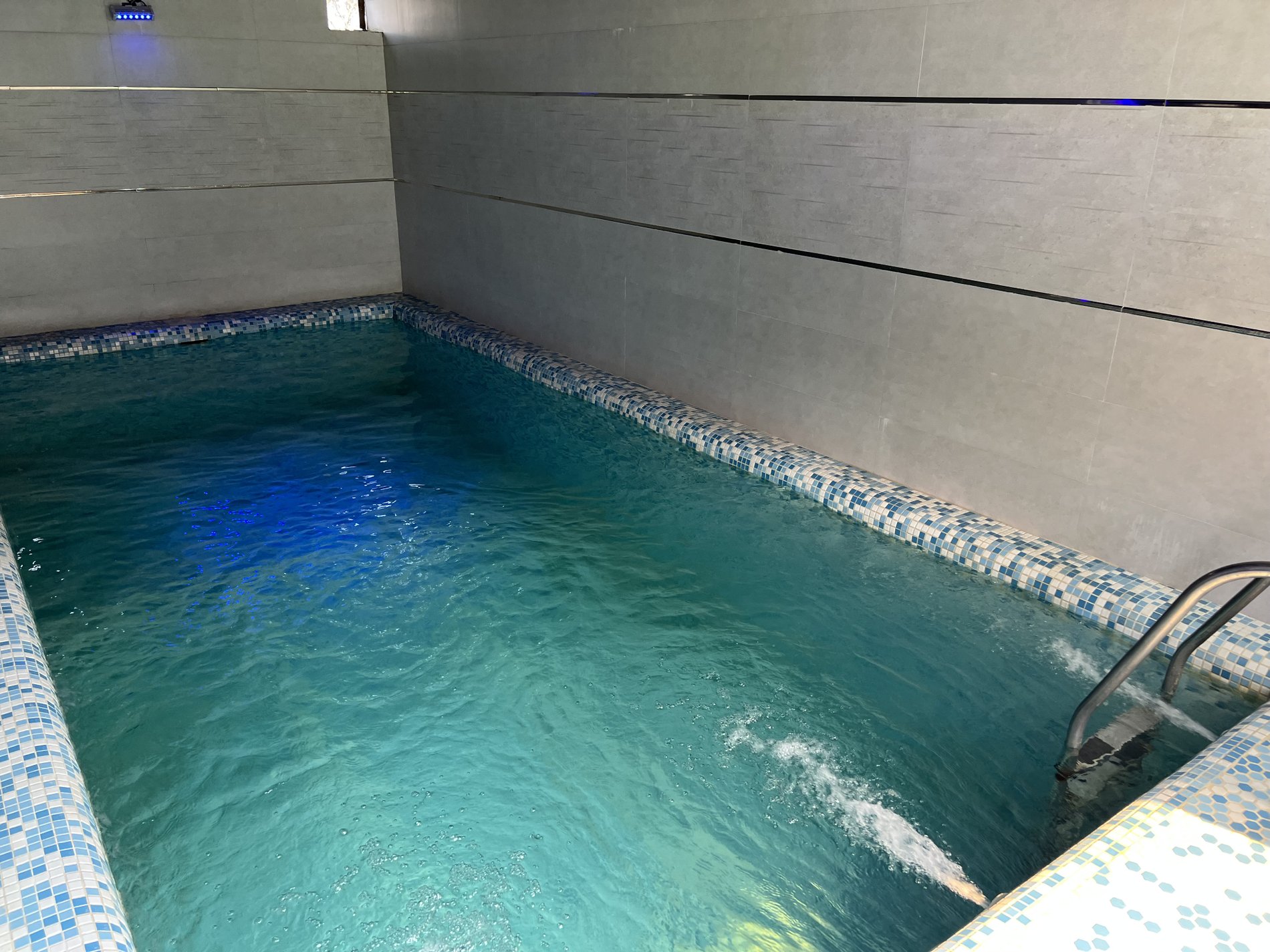 سوئیت یک‌خوابه استخردار آبگرم نمک آبرود