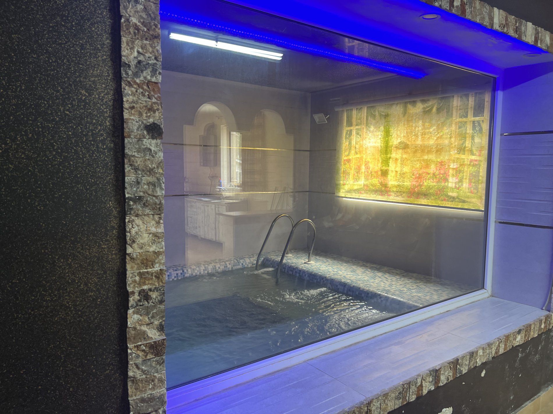 سوئیت یک‌خوابه استخردار آبگرم نمک آبرود