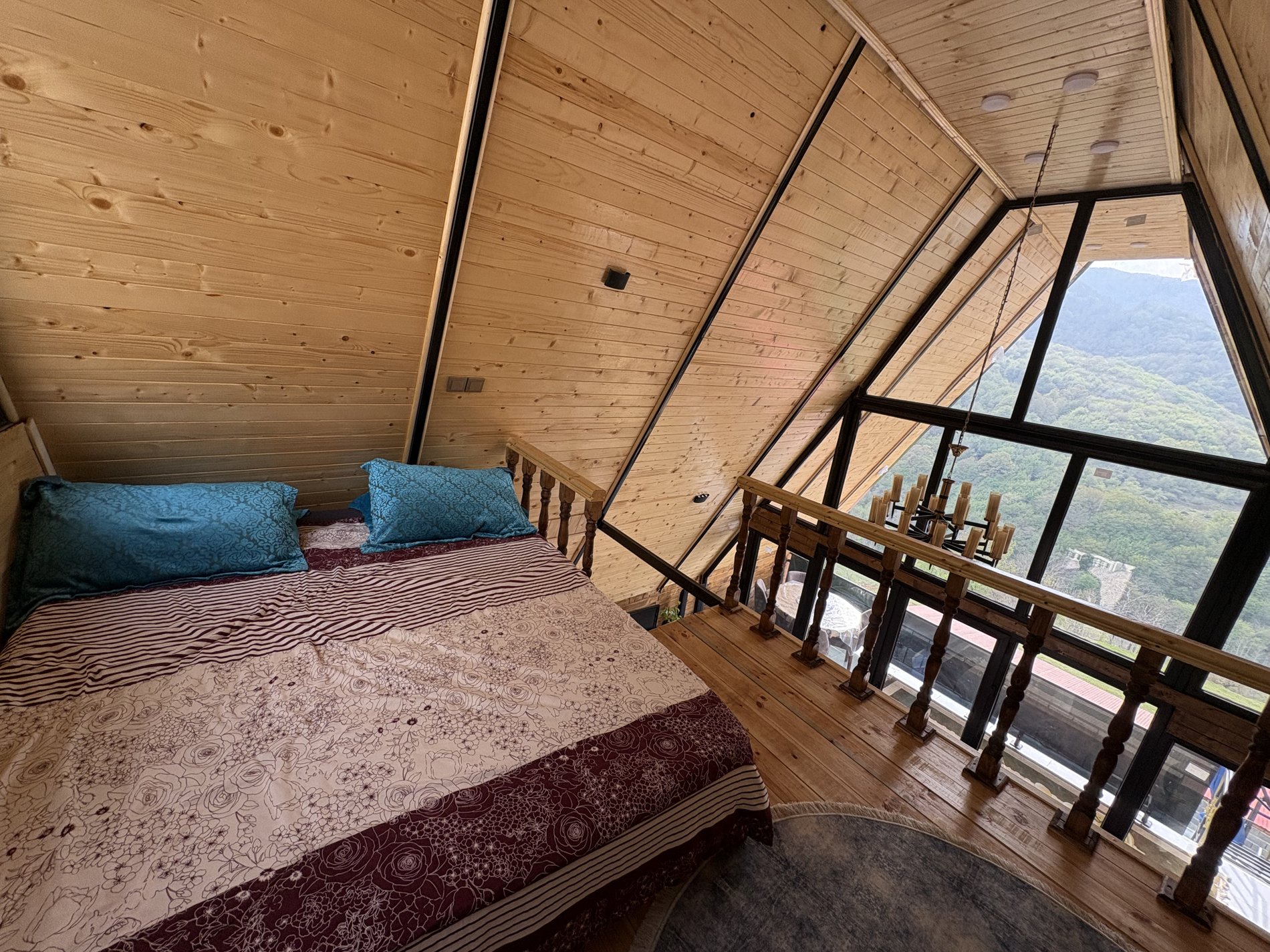 کلبه یک خوابه سوئیسی استخردار آبگرم دیار