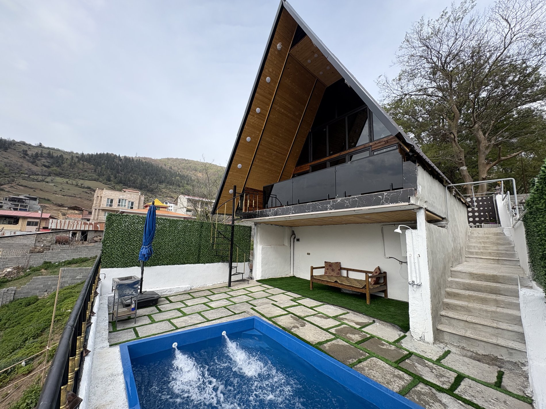 کلبه یک خوابه سوئیسی استخردار آبگرم دیار