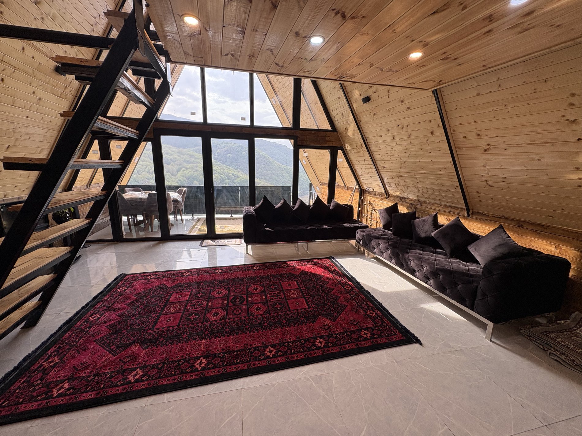 کلبه یک خوابه سوئیسی استخردار آبگرم دیار