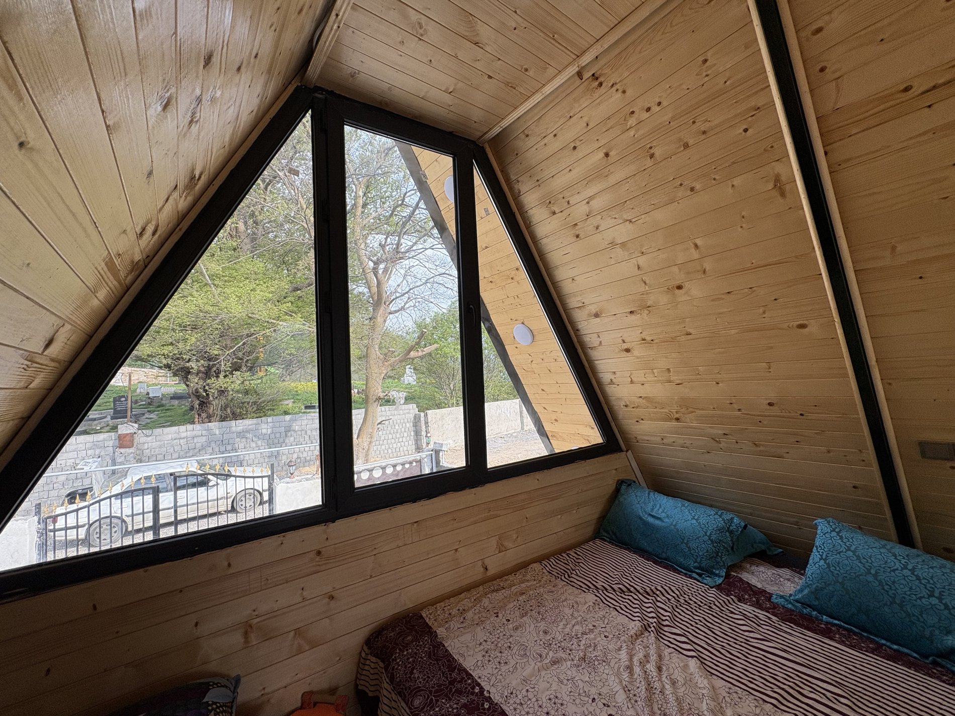 کلبه یک خوابه سوئیسی استخردار آبگرم دیار