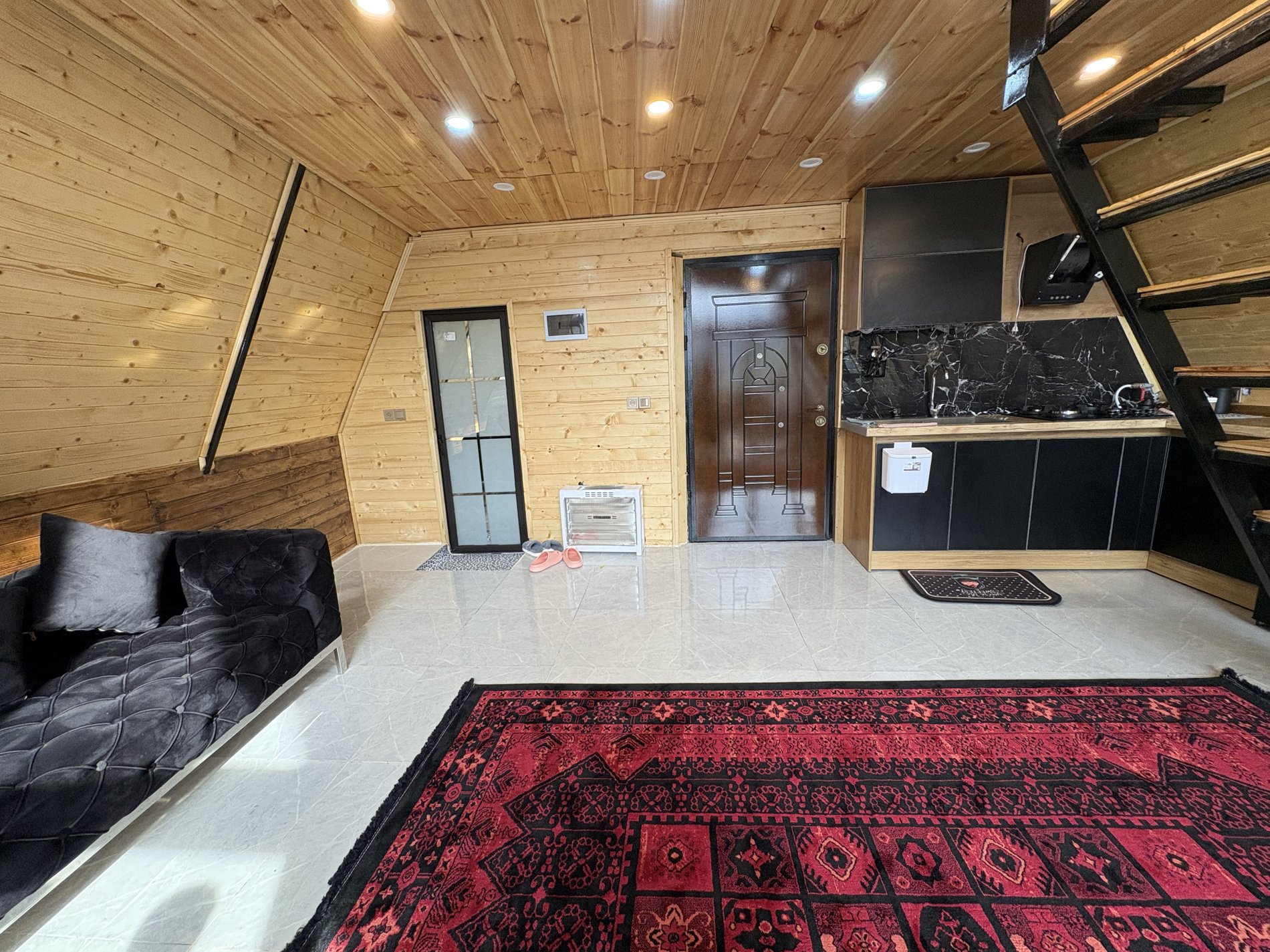 کلبه یک خوابه سوئیسی استخردار آبگرم دیار