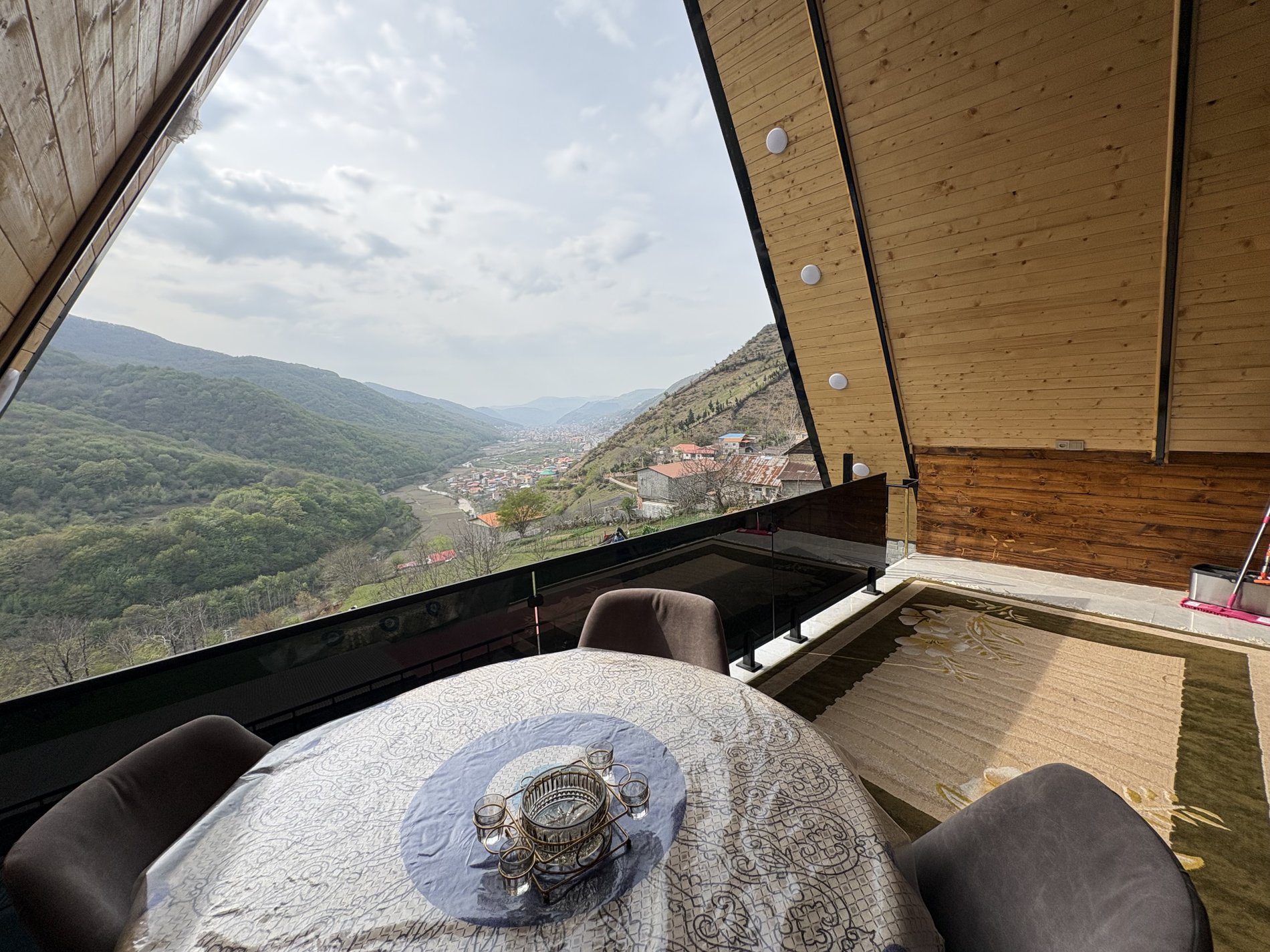 کلبه یک خوابه سوئیسی استخردار آبگرم دیار