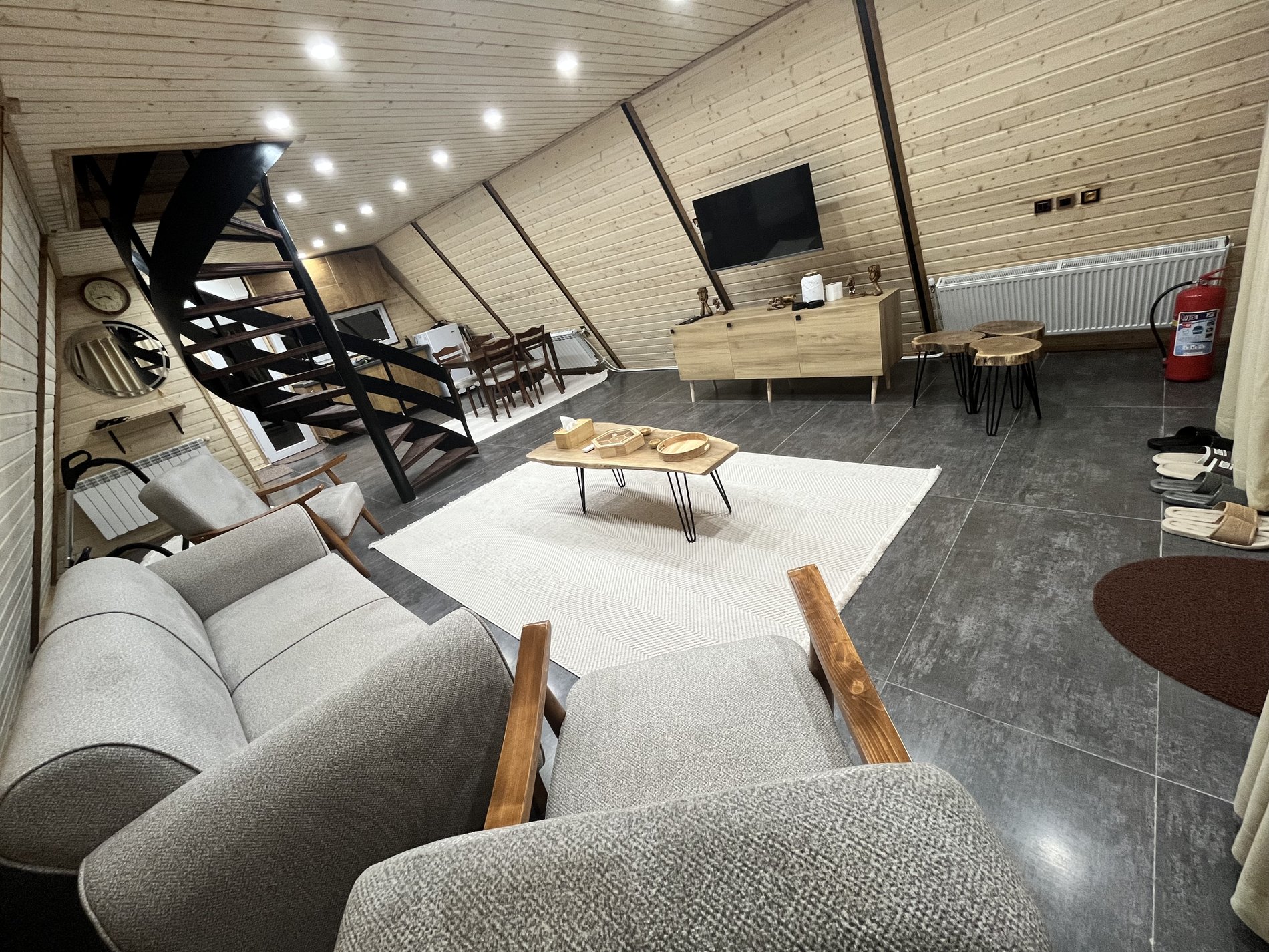 کلبه دوخوابه سوئیسی جنگلی گردو