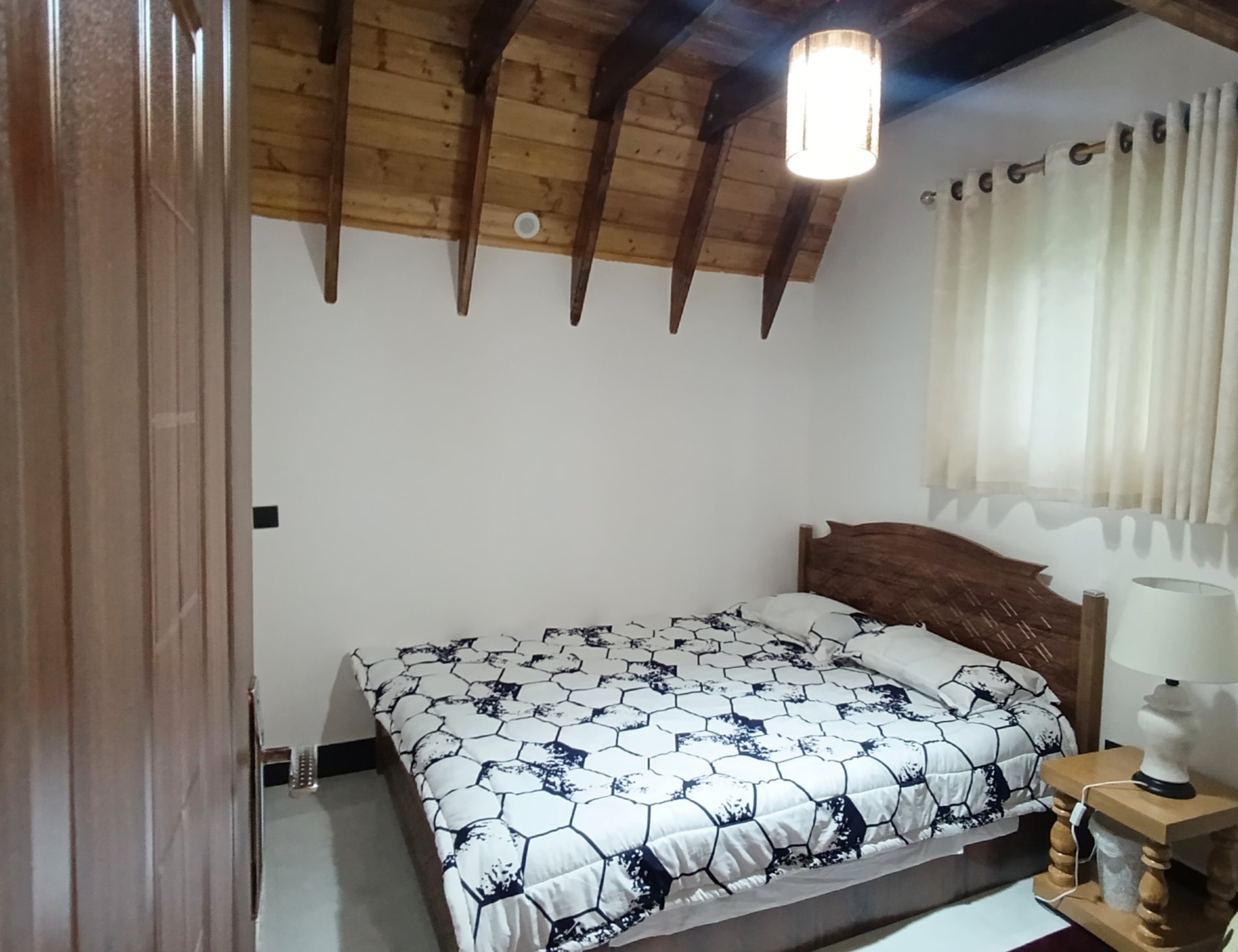 کلبه دوخوابه سوئیسی جکوزی دار شارن