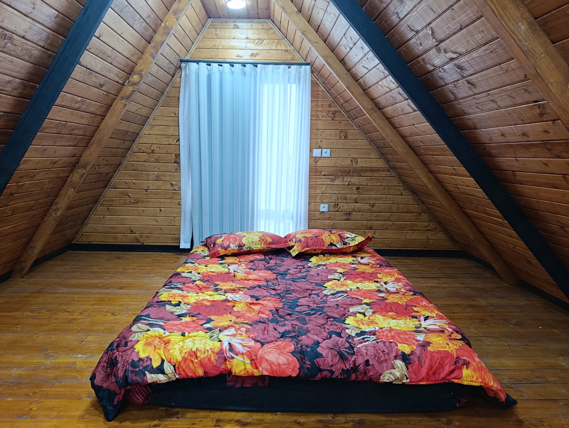 کلبه دوخوابه سوئیسی استخردار آبگرم شیث