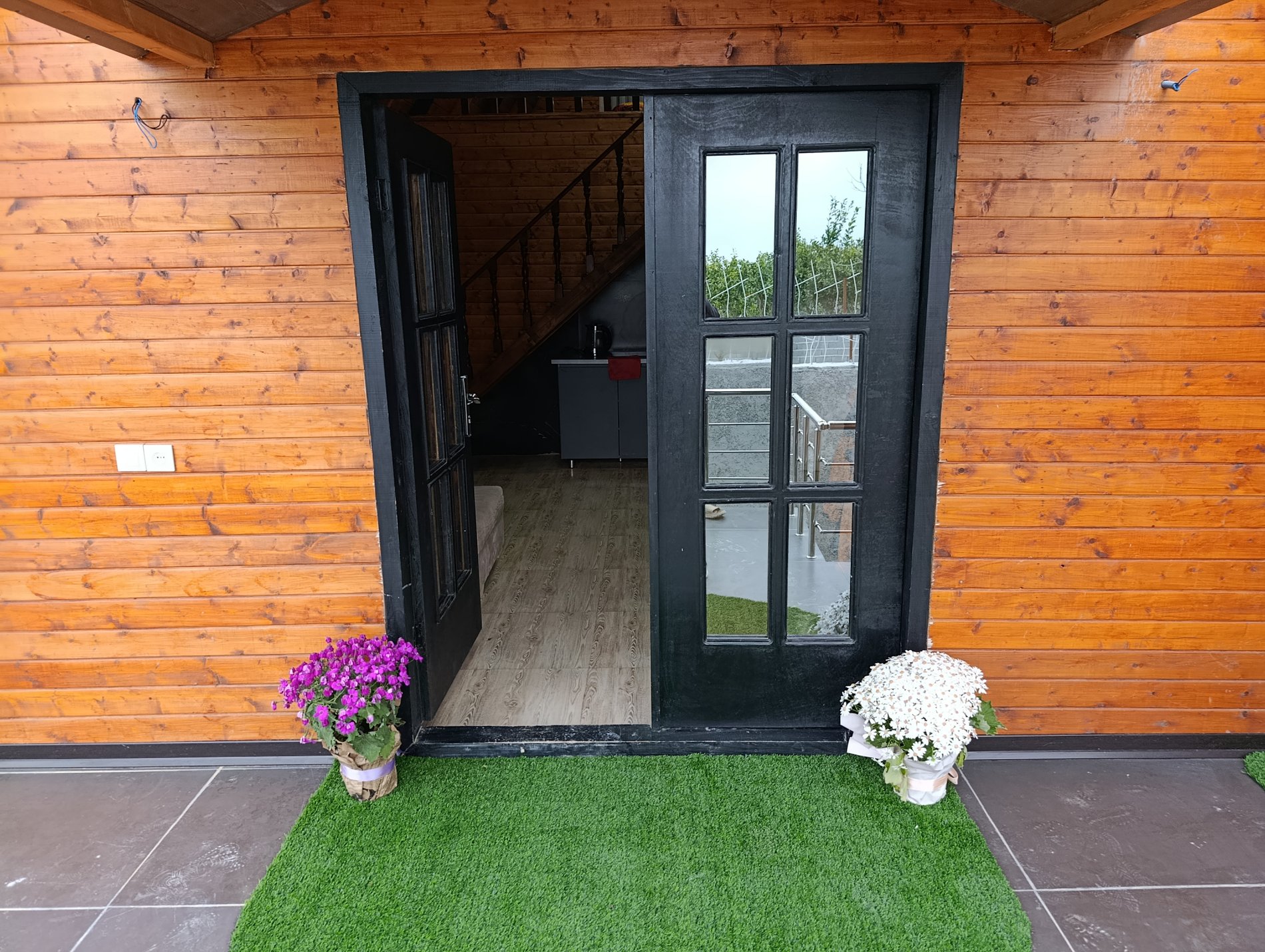 کلبه دوخوابه سوئیسی استخردار آبگرم شیث