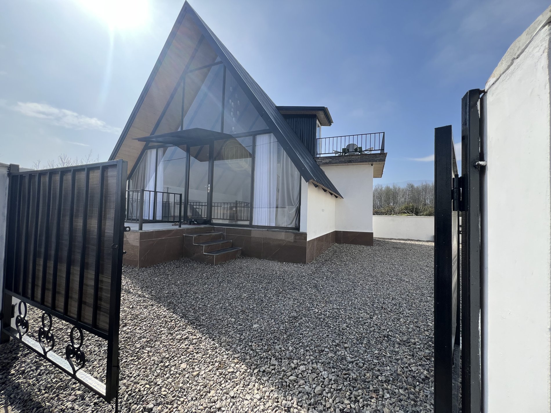 کلبه دوخوابه سوئیسی طاطی