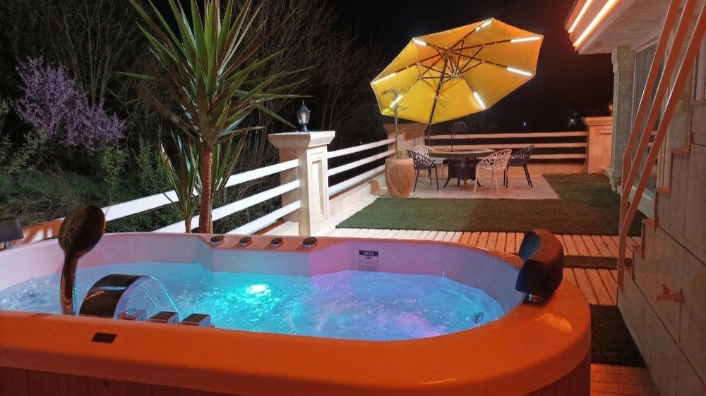 ویلا دوخوابه جنگلی جکوزی دار دلا