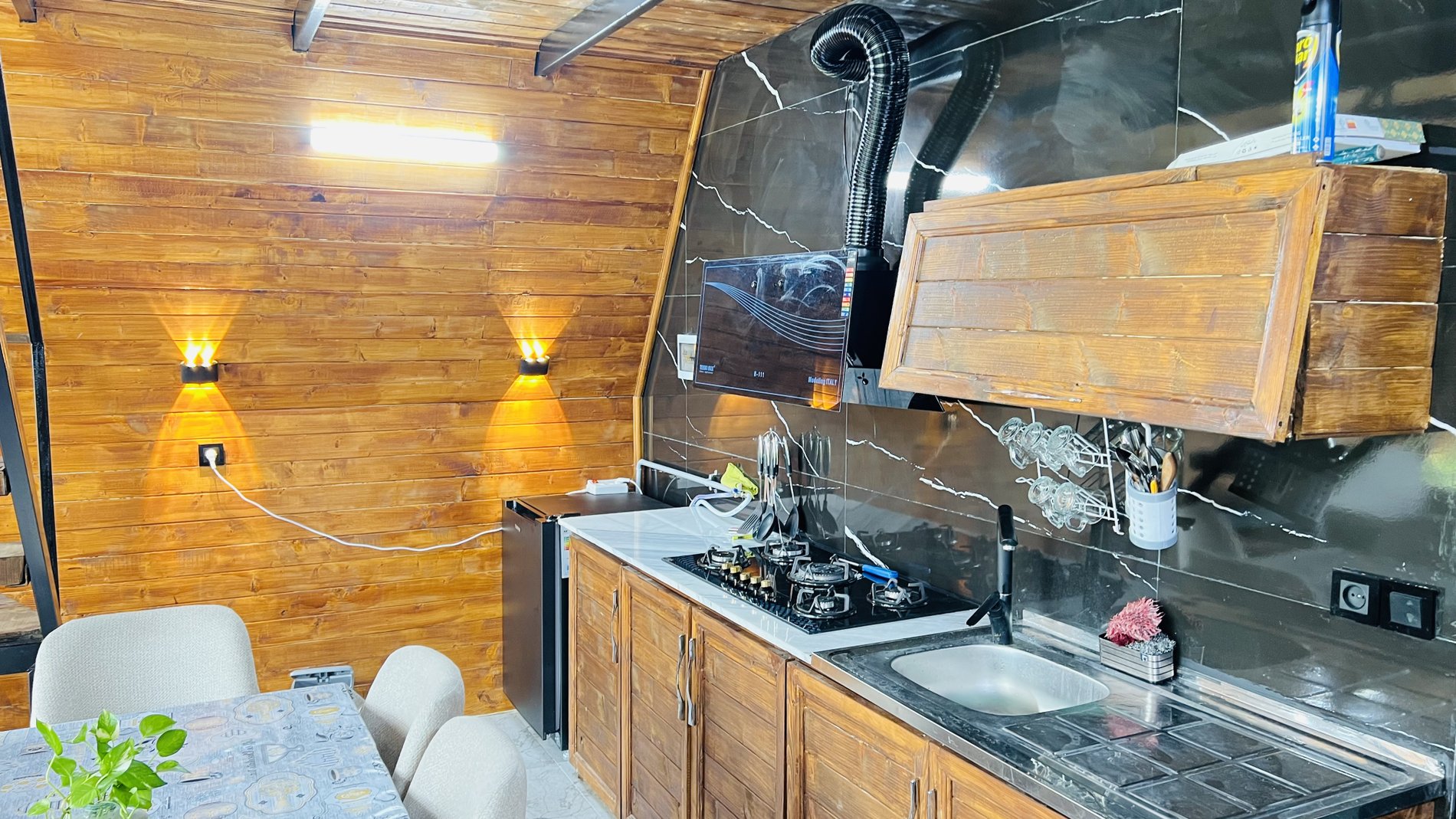 کلبه دوخوابه استخردار آبگرم زمین پدری