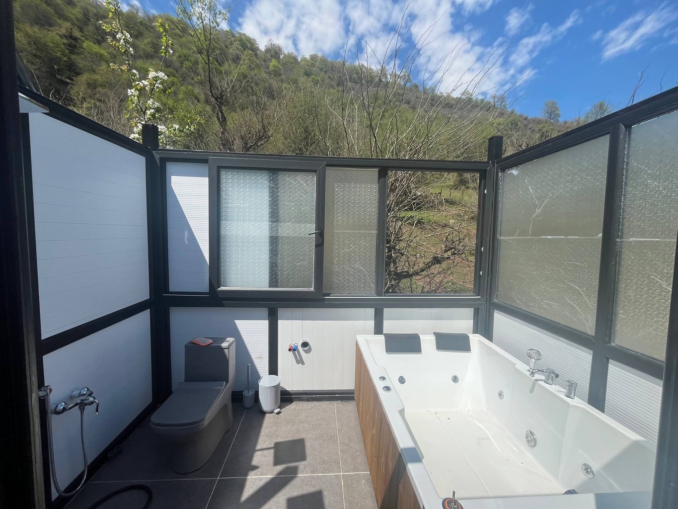 ویلا سه خوابه جنگلی سوئدی آسین