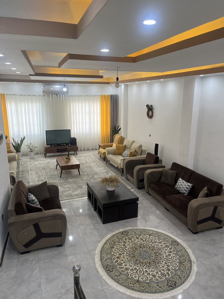 ویلا سه خوابه تریپلکس استخردار آبگرم بنفشه 2 - نمایی از سالن با دو دست مبلمان 