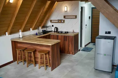 کلبه دوخوابه سوئیسی استخردار گاردن ویلا 2