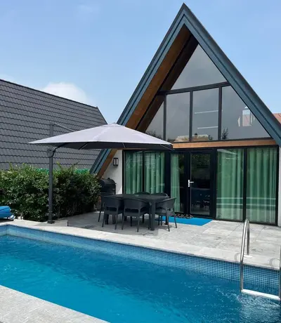 کلبه دوخوابه سوئیسی استخردار گاردن ویلا 3