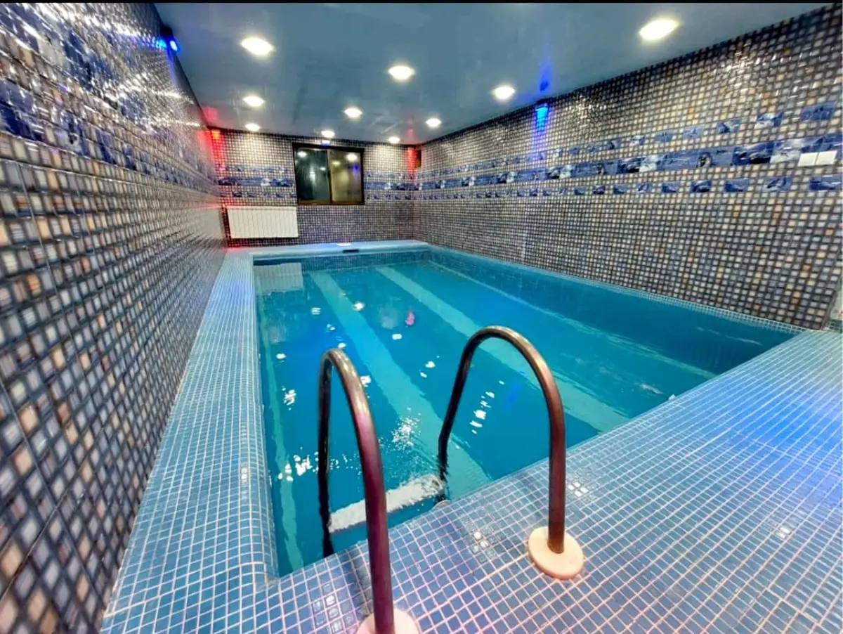 ویلا دوخوابه استخردار آبگرم سیادتی - استخر سرپوشیده آب گرم