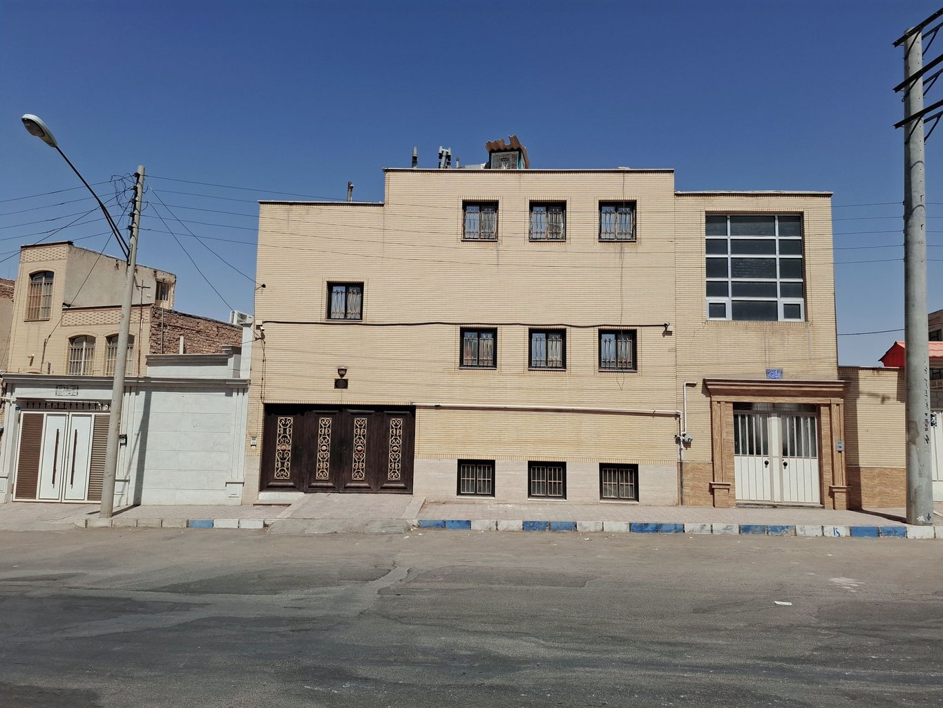 آپارتمان دوخوابه نظریان - نمای بیرونی ۱