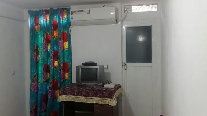 سوئیت یک خوابه شاهد 2 - ورودی سرویس در اتاق خواب-کولر -تلویزیون