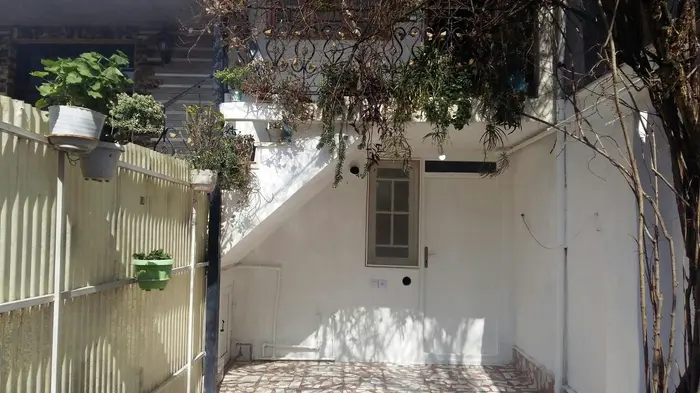 سوئیت یک خوابه شاهد 2 - ورودی سوییت درب سفید بهمراه پنجره با توری