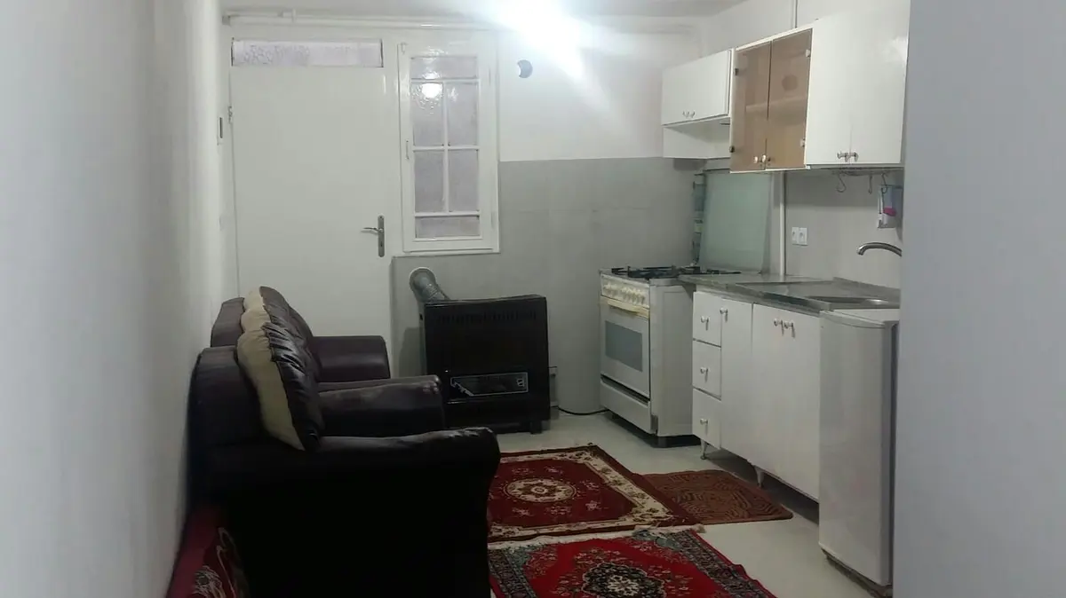 سوئیت یک خوابه شاهد 2 - فضای مشترک شامل اشپزخانه-مبل 4 نفره -بخاری بطرف درب ورودی