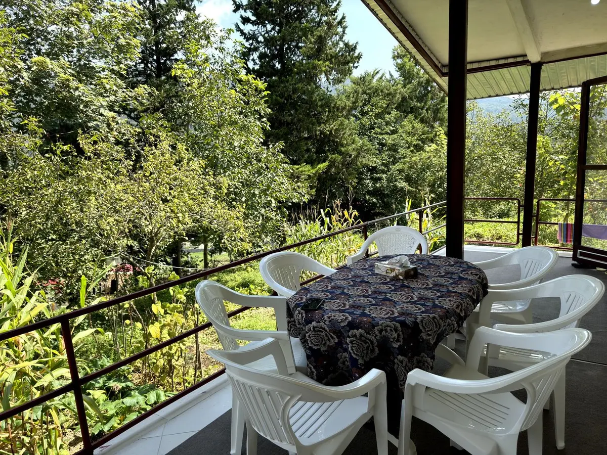 ویلا دوخوابه لاجیم - تراس با ویوی حیاط سرسبز و جنگل