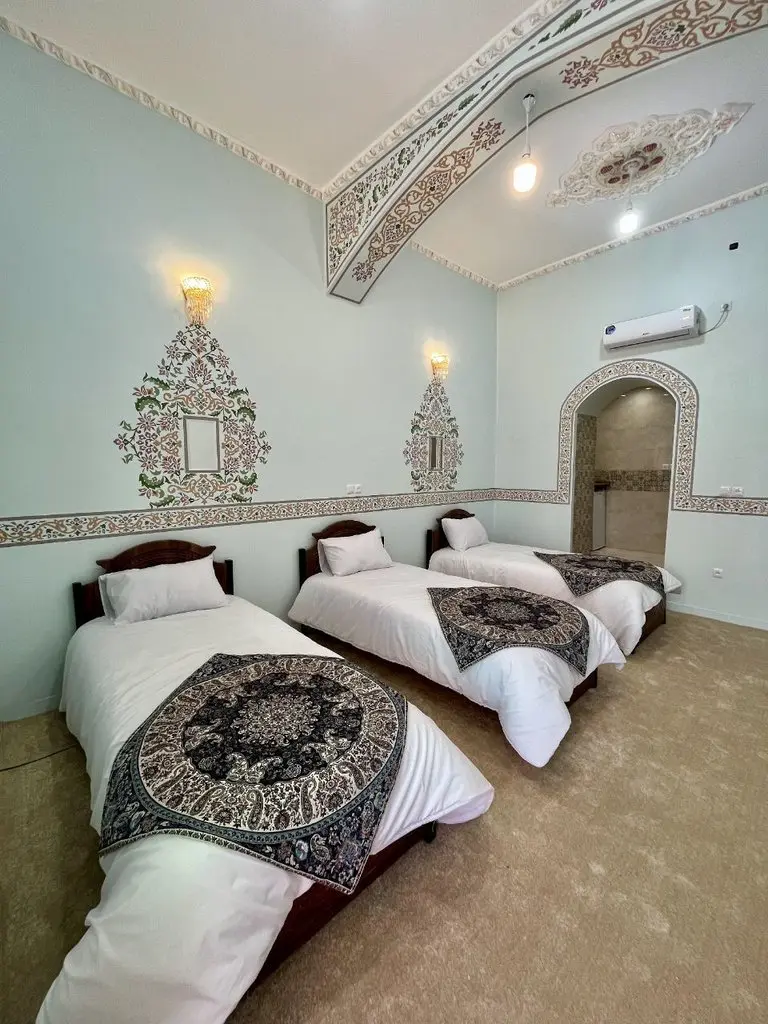 بوم گردی عمارت ماهور 1 - اتاق سه تخته هشت بهشت - فضای اتاق