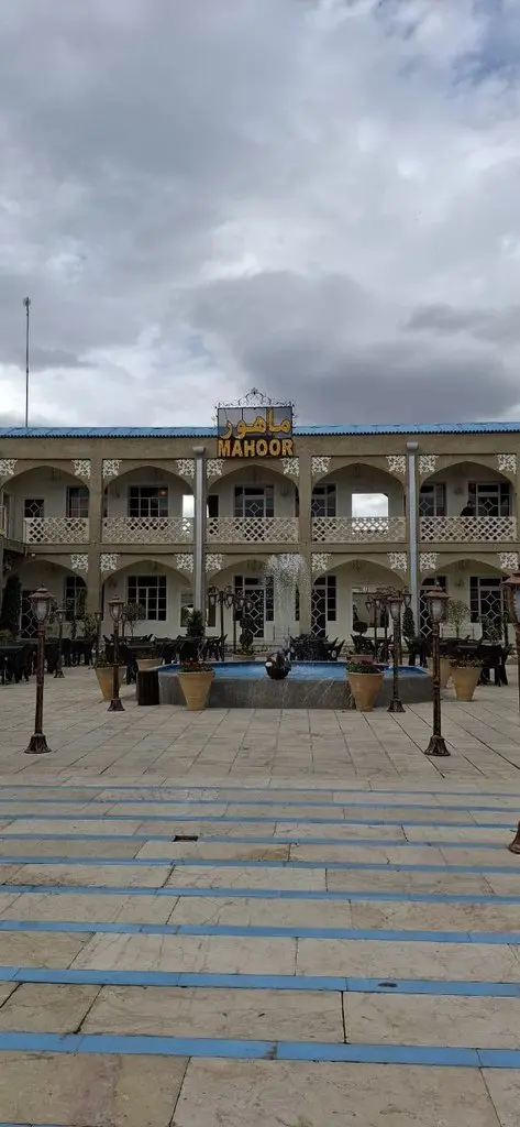 بوم گردی عمارت ماهور 1 - اتاق شش تخته آئینه خانه - نمای حیاط عمارت